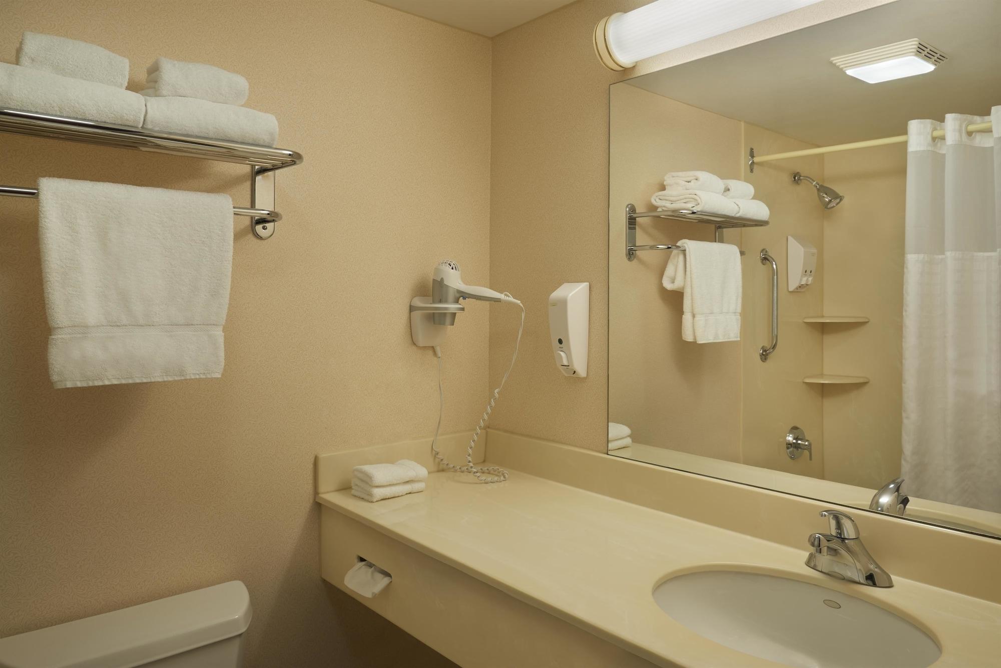 Hotel Carlingview Toronto Airport Миссиссага Экстерьер фото