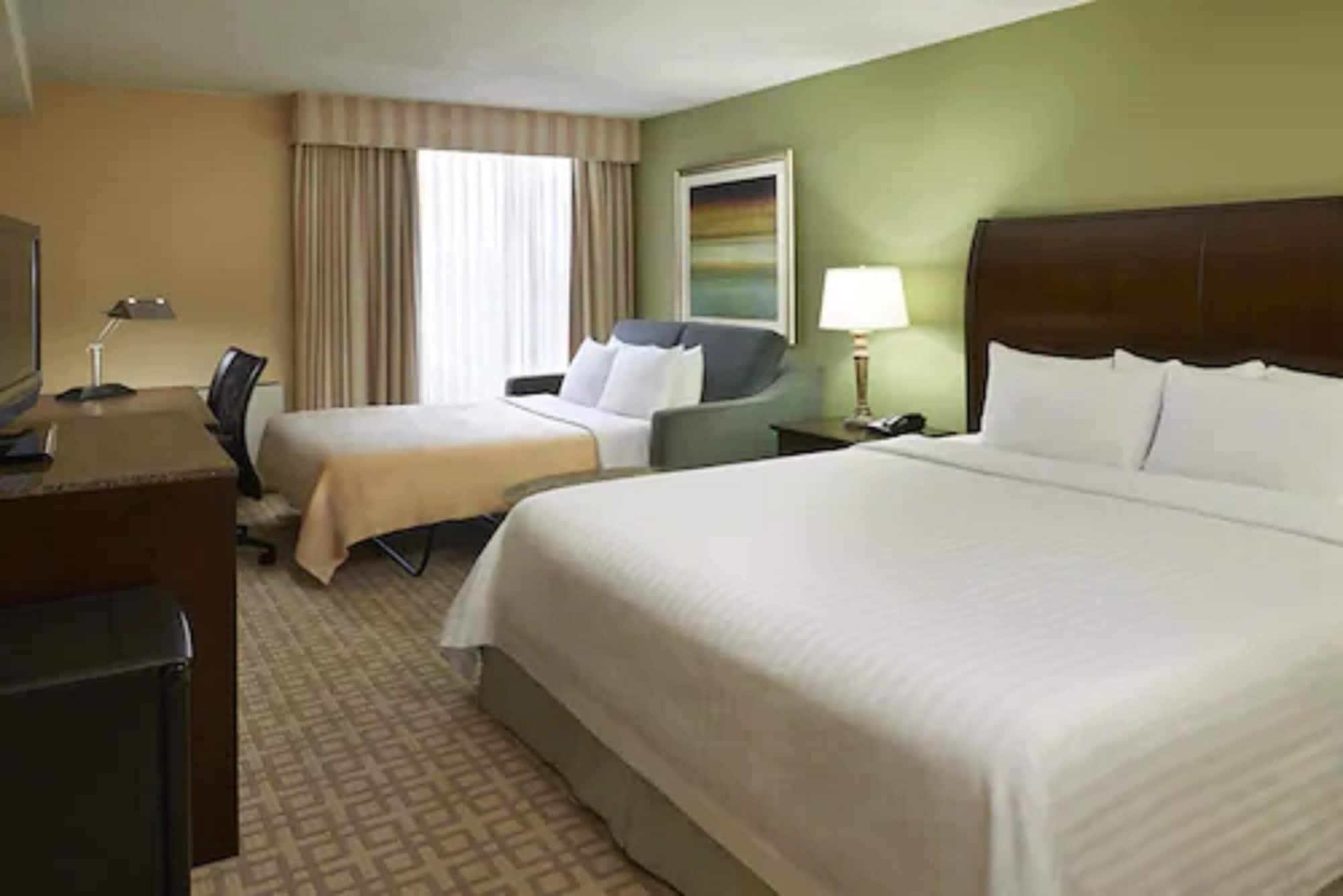Hotel Carlingview Toronto Airport Миссиссага Экстерьер фото