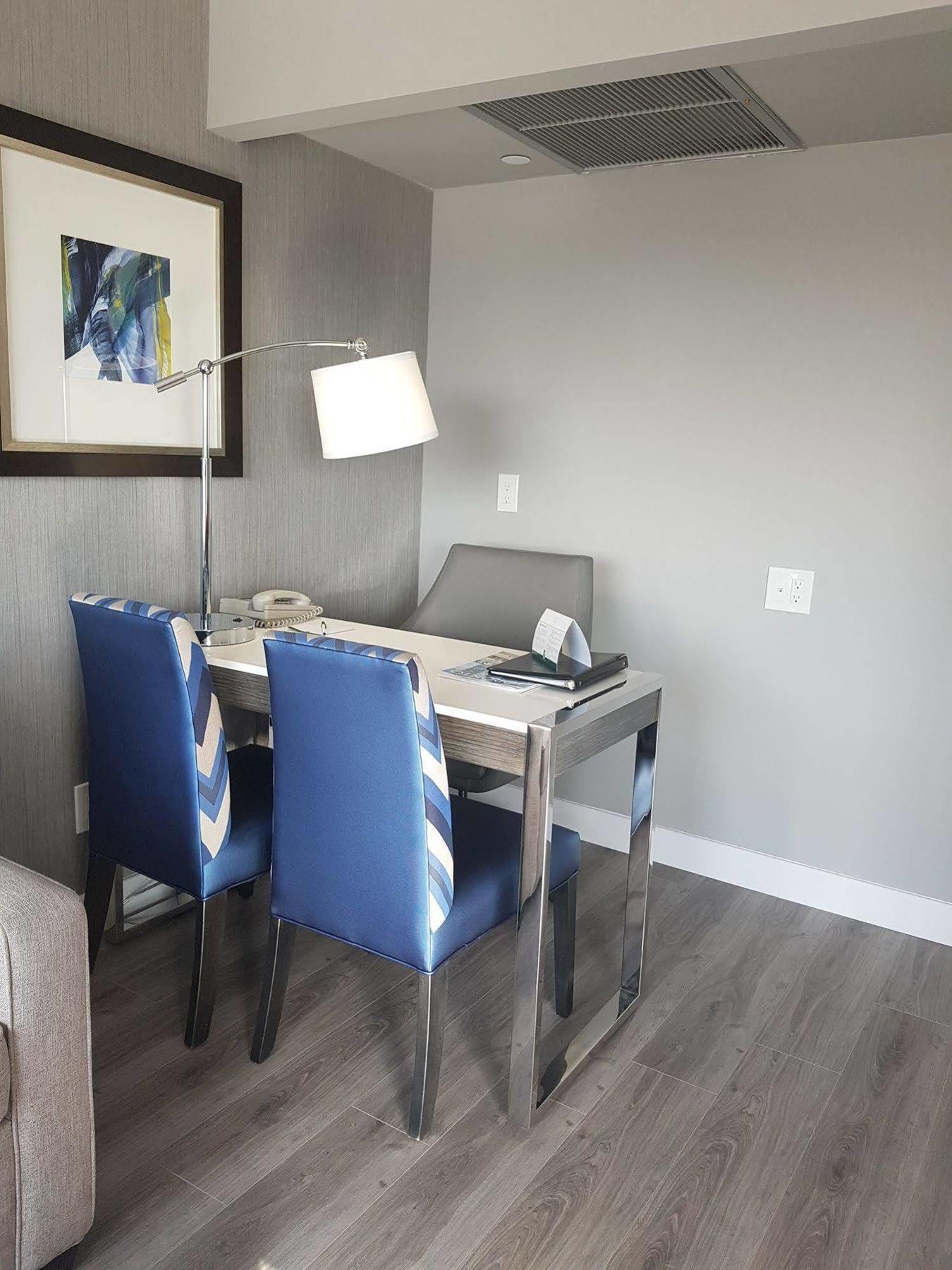 Hotel Carlingview Toronto Airport Миссиссага Экстерьер фото