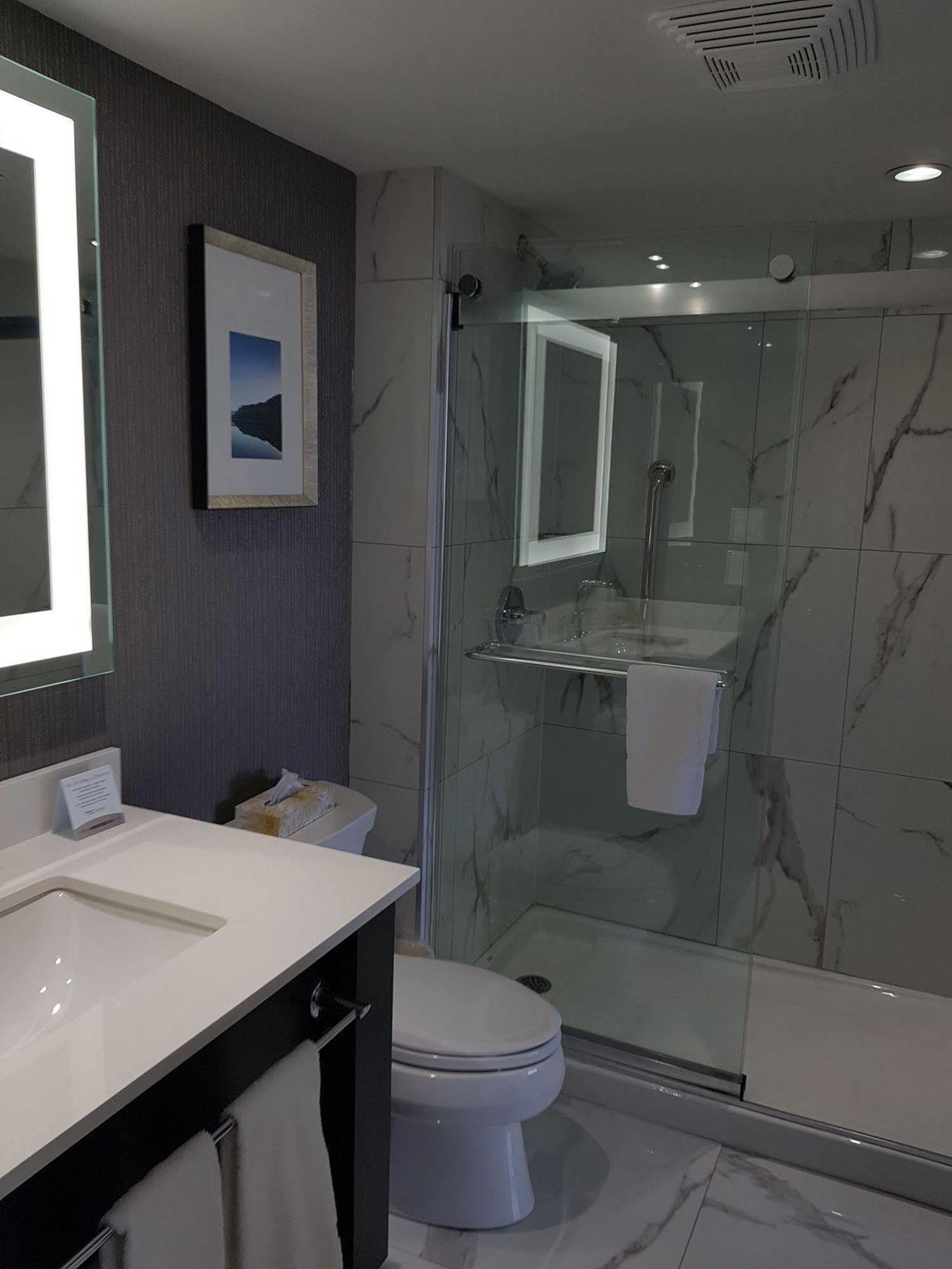 Hotel Carlingview Toronto Airport Миссиссага Экстерьер фото