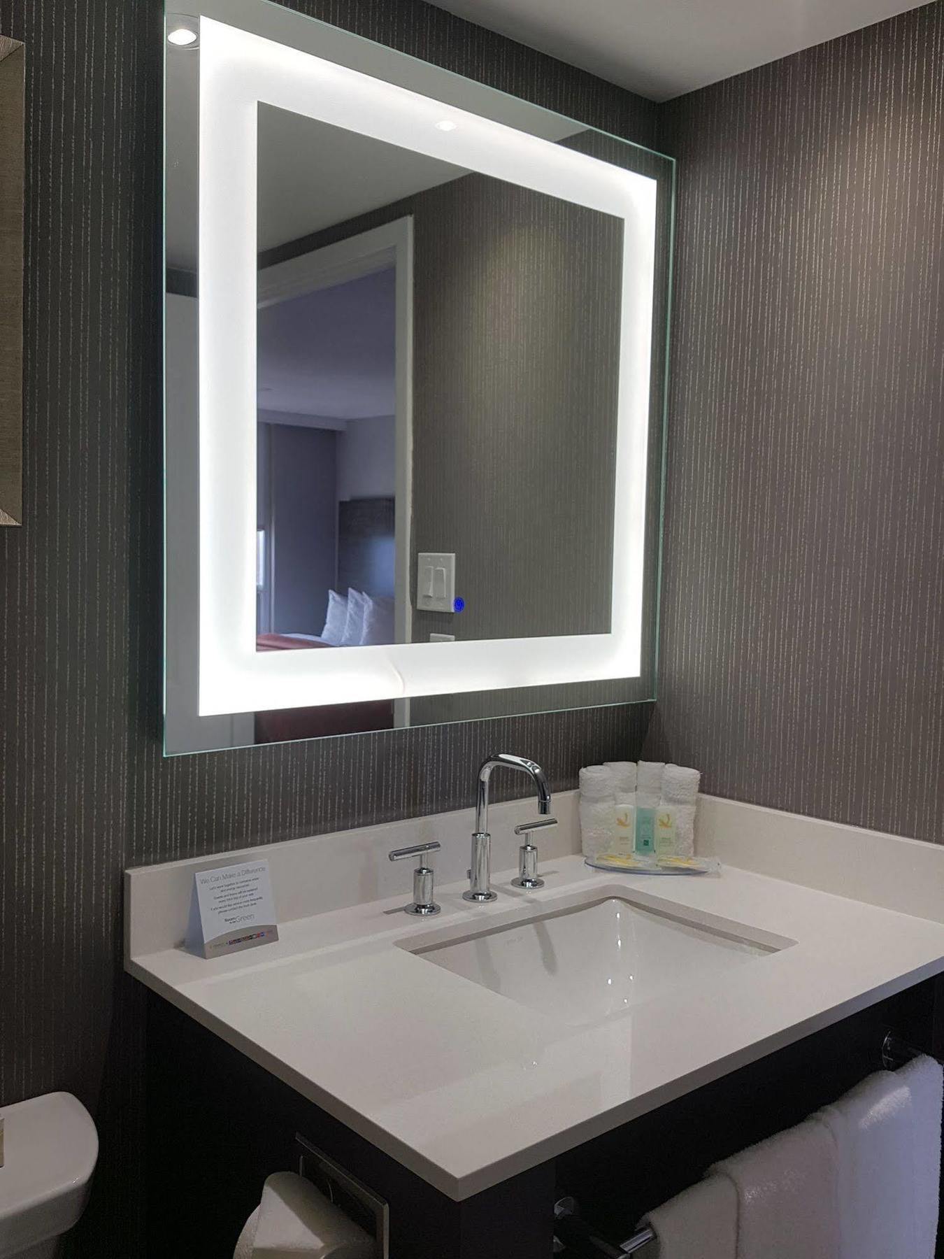 Hotel Carlingview Toronto Airport Миссиссага Экстерьер фото