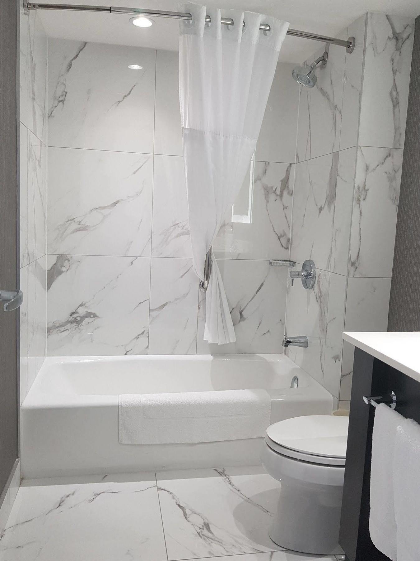 Hotel Carlingview Toronto Airport Миссиссага Экстерьер фото