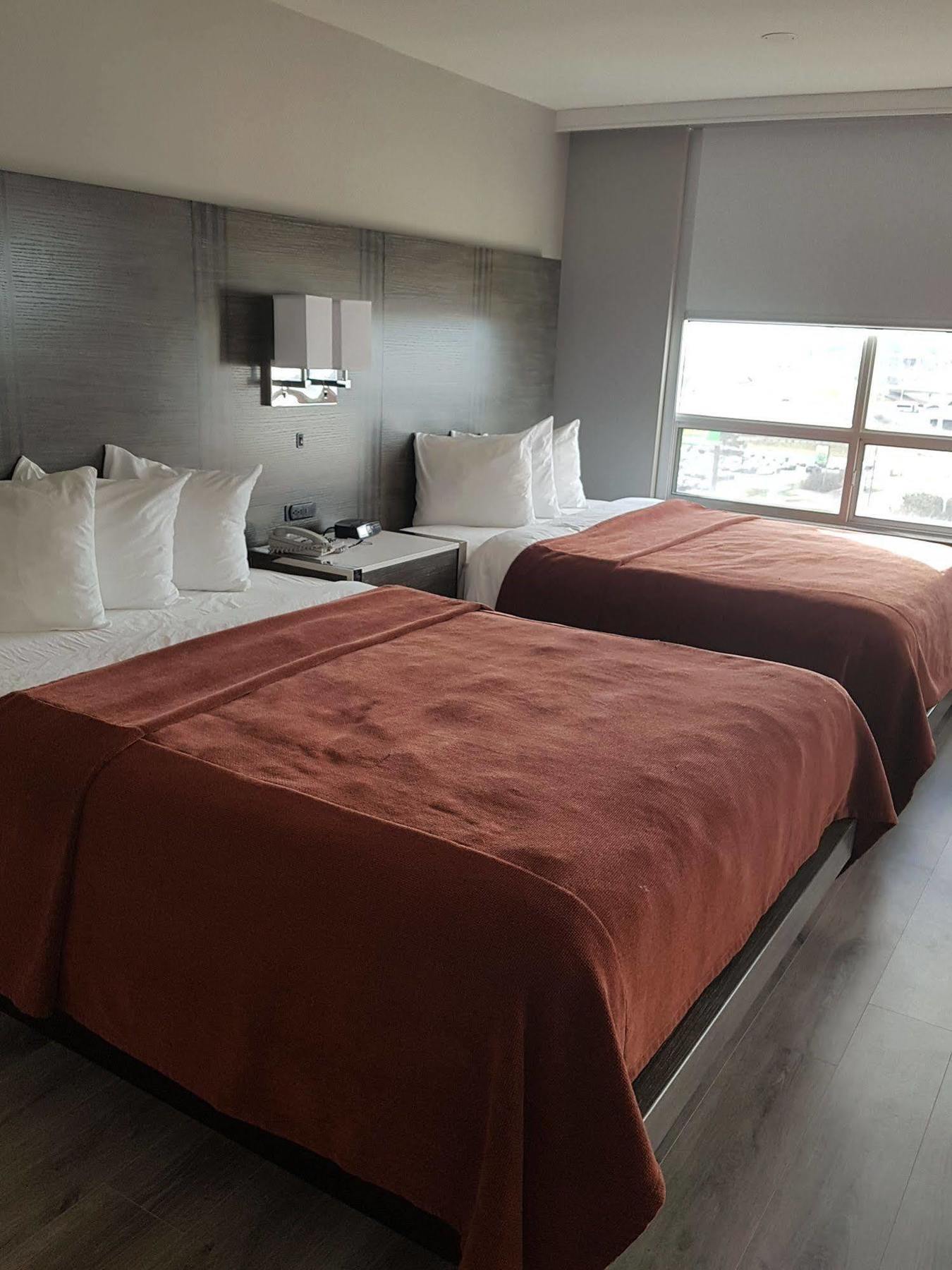 Hotel Carlingview Toronto Airport Миссиссага Экстерьер фото